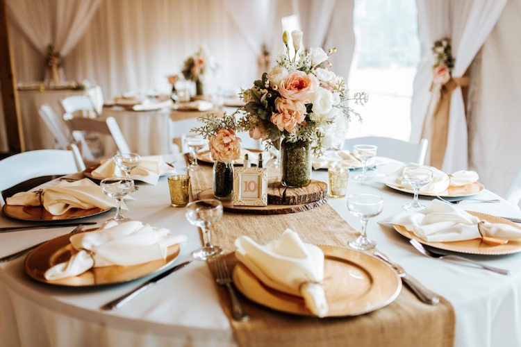 décoration table mariage automne style rustique chic présentoir rondelle bois bouquet pivoines