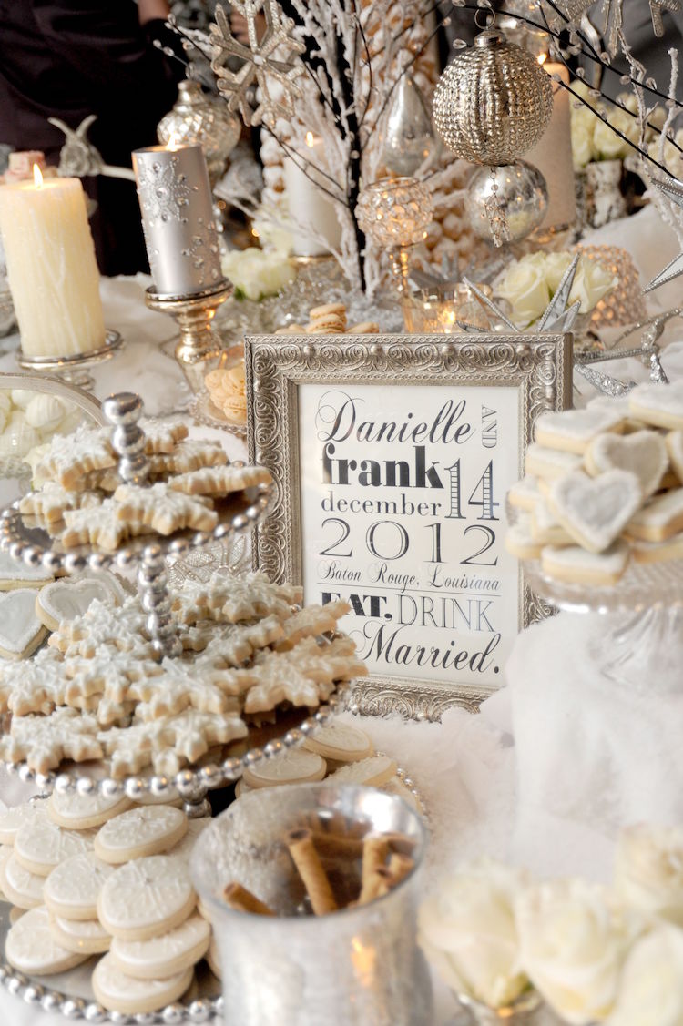 décoration table mariage hiver biscuits thématiques flocons neige coeurs déco bougies blanc argent boules sapin