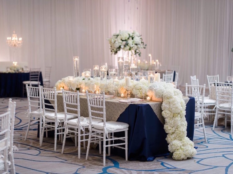 décoration table mariage hiver centre table hydrangeas nappe table bleu foncé napperon blanc