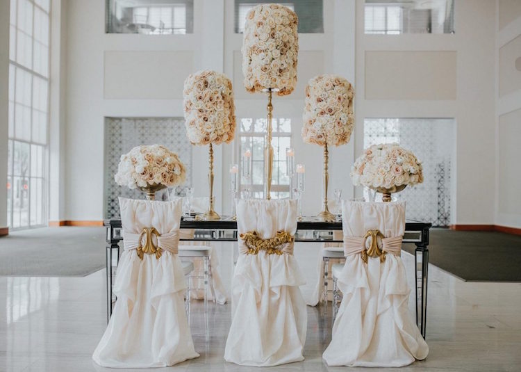 décoration table mariage hiver compositions roses blanc crème présentoirs dorés