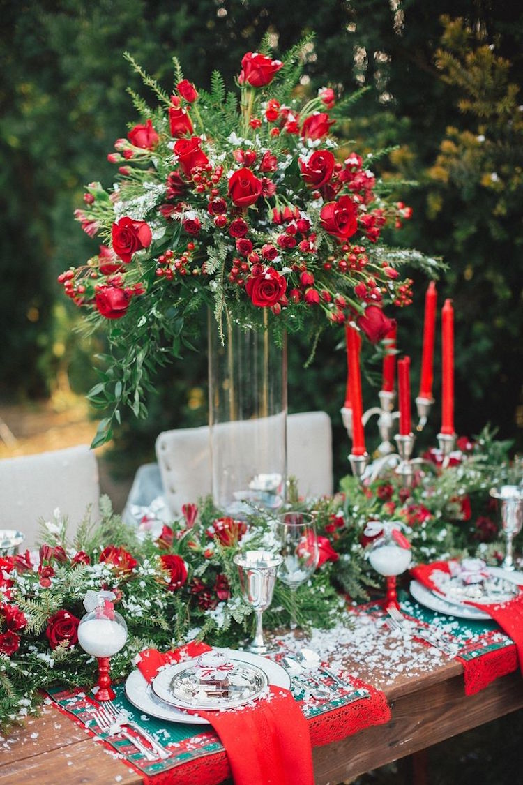 décoration table mariage hiver plein air centre table roses rouges branches sapin