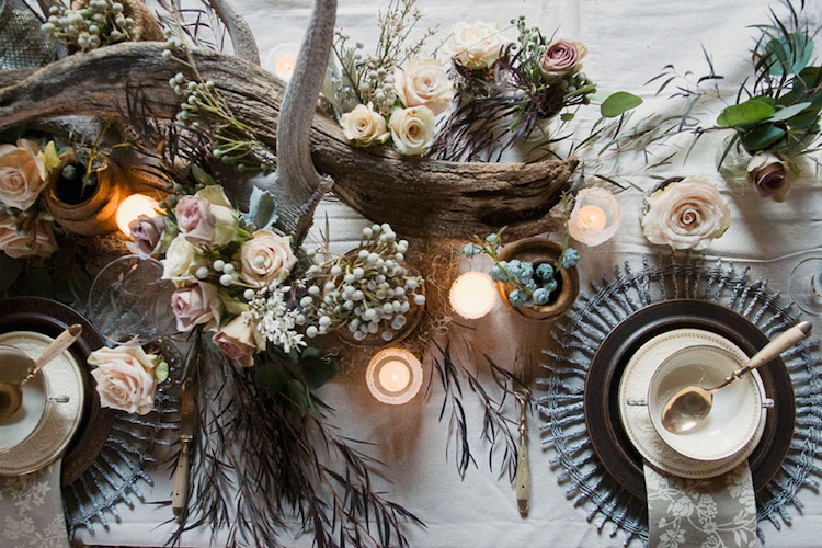 décoration table mariage hiver rustique chic roses feuillages bois cornes cerf