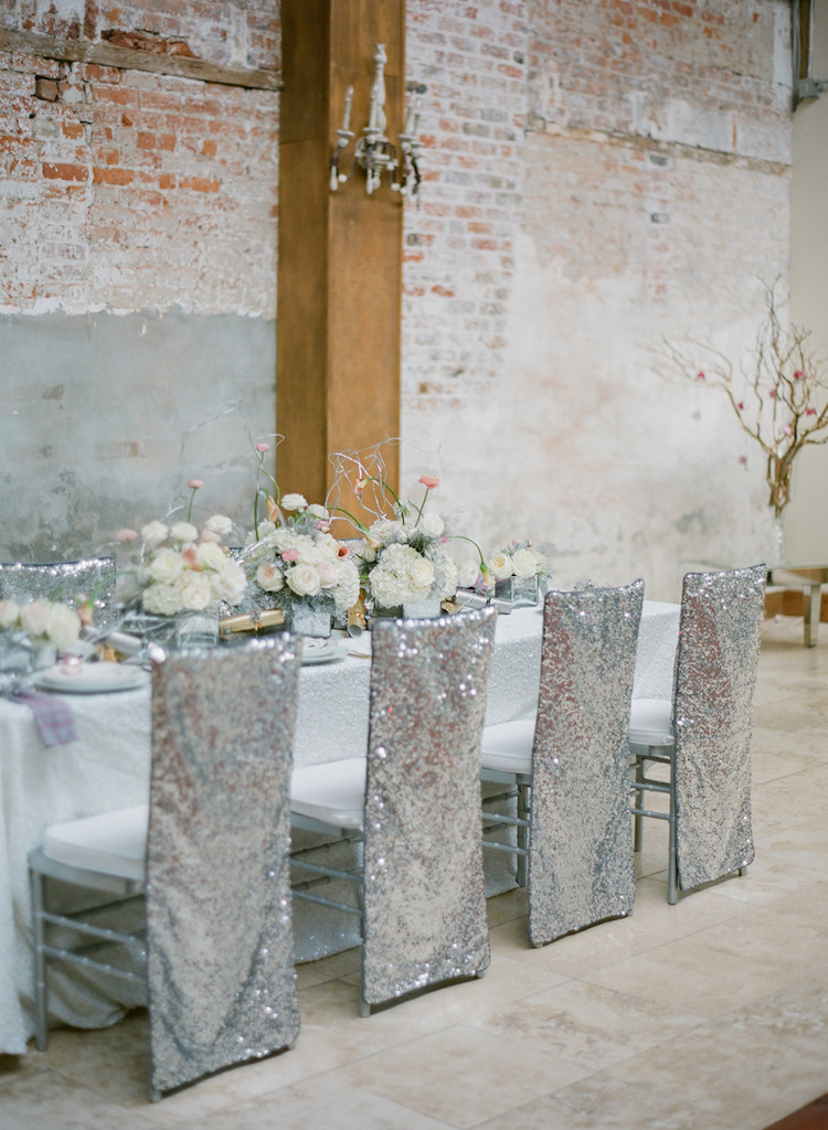 decoration table mariage hivernale glamour compositions florales pivoines roses hortensias housse chaise paillettes argentées