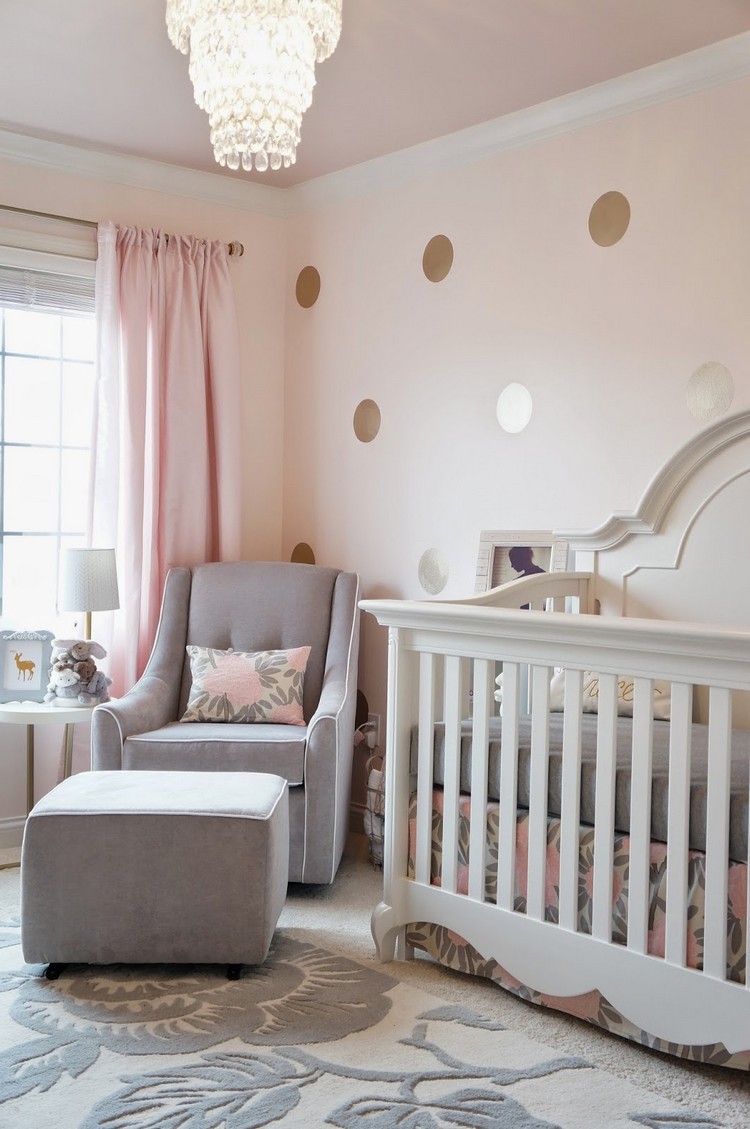 déco chambre bébé fille design style américain lit bébé bois fauteuil gris