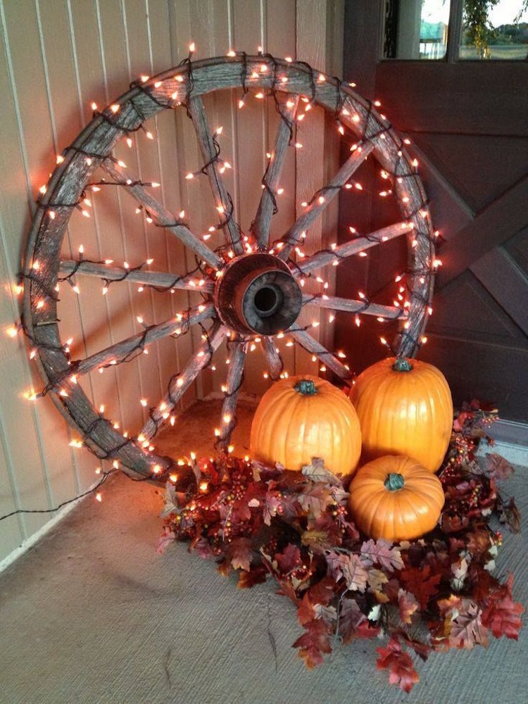 décoration à thème automne extérieur roue charrette bois