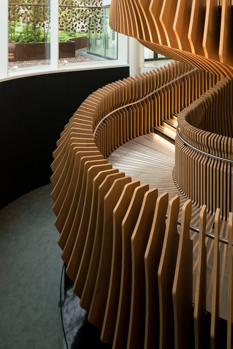 escalier colimacon design panneaux bois empiles verticalement