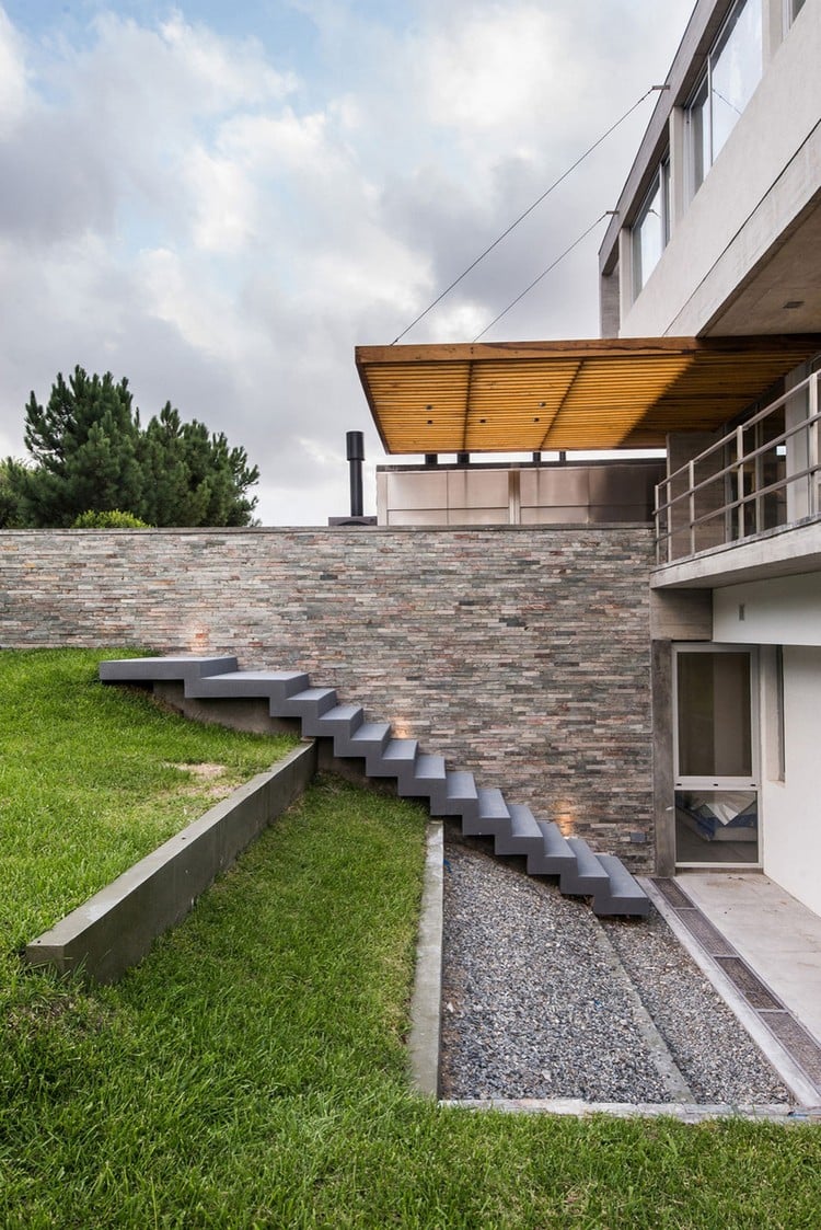 escalier extérieur béton moderne pierre naturelle