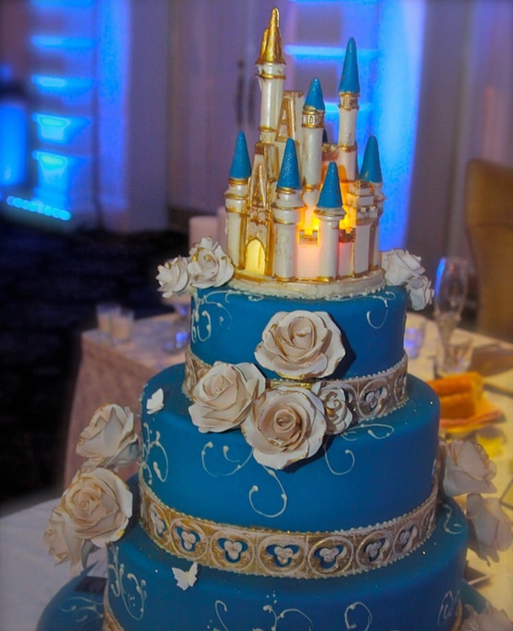 gâteau anniversaire fille bleu jaune plusieurs étages gourmandise thème Disney déco fête fille