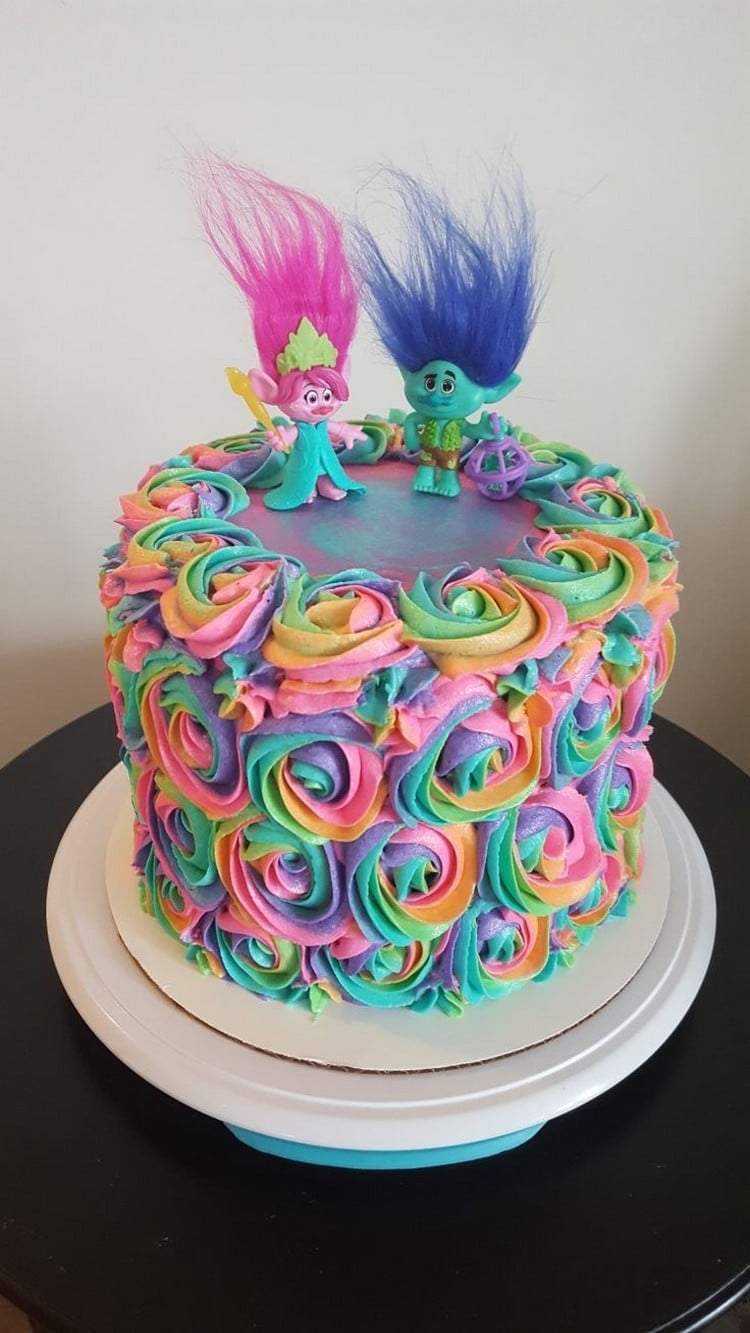 gâteau anniversaire fille coloré dessin animé idée déco fête enfant