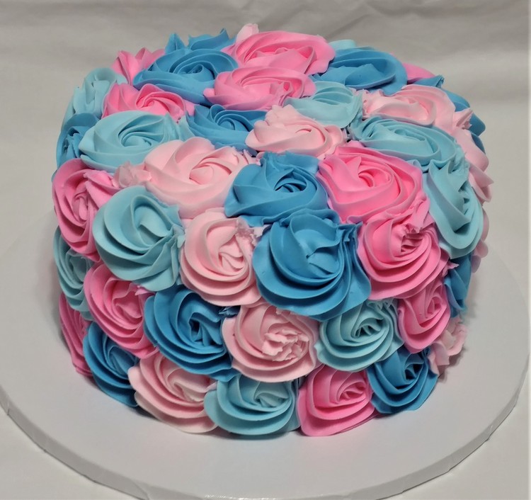 gâteau anniversaire fille originale coloré idée déco fête fille forme roses