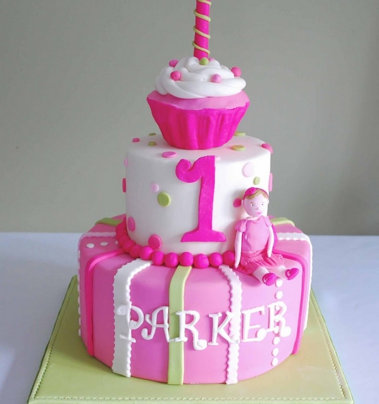 gâteau anniversaire fille plusieurs étages rose idée déco anniversaire bébé fille