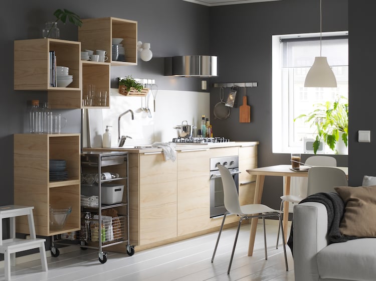 idée cuisine blanche et bois clair IKEA pour petit espace