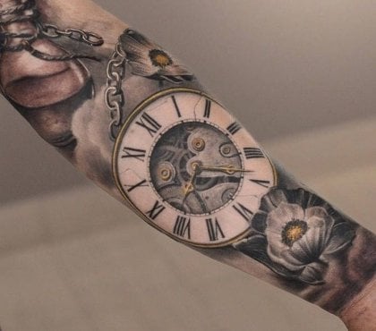 idée tatouage homme avant-bras horloge motif floraux