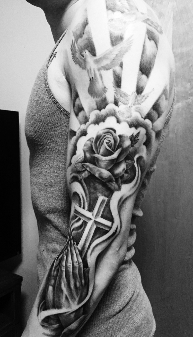 idée tatouage homme bras complet religion