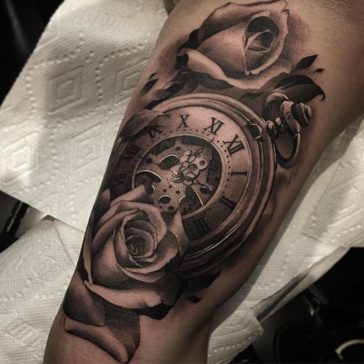 idée tatouage homme bras horloge roses