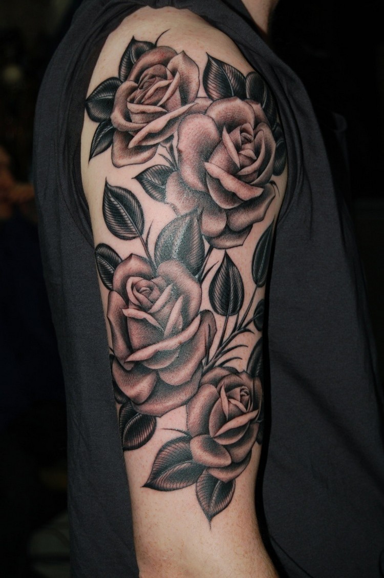 idée tatouage homme bras motifs floraux roses