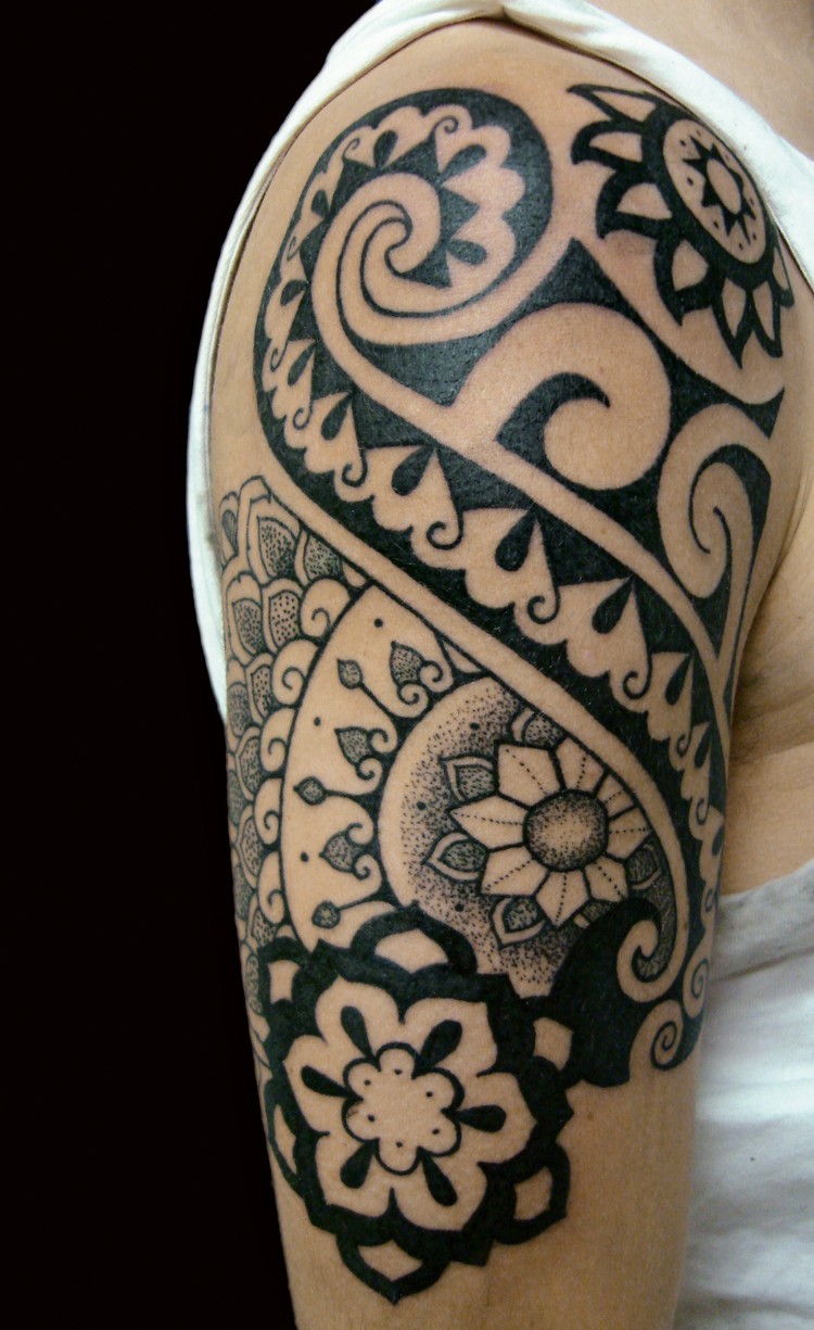 idée tatouage homme bras motifs hawaiiens