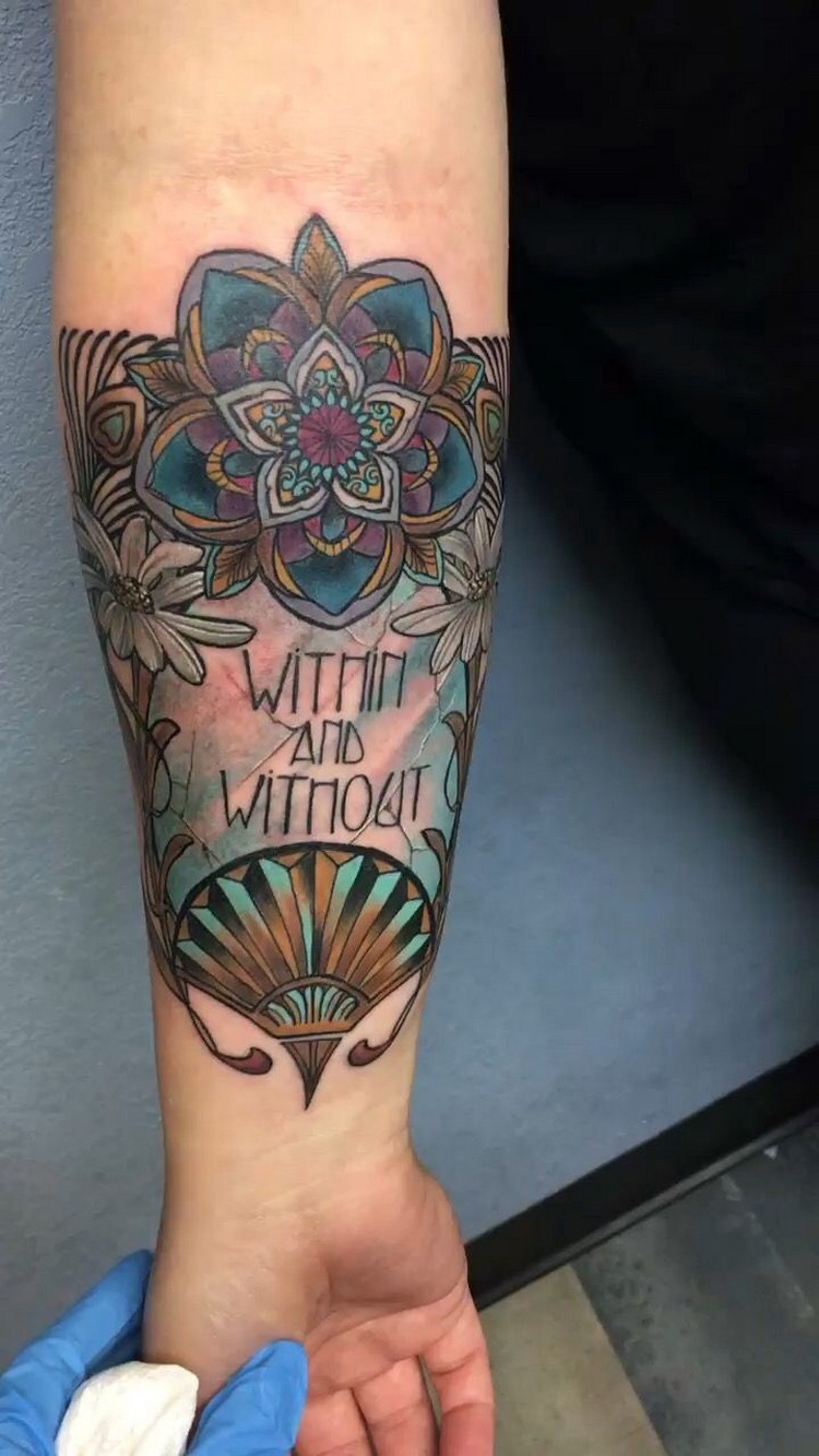 idée tatouage homme tendance avant-bras inkage coloré motif floraux