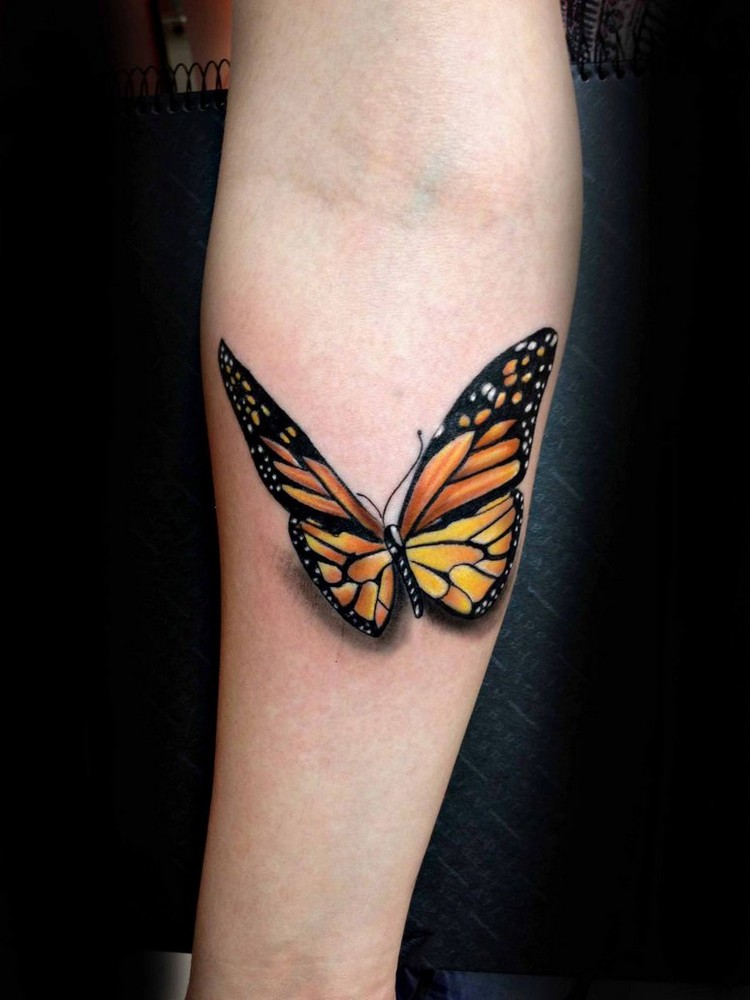 idées tatouages femme avant bras papillon coloré