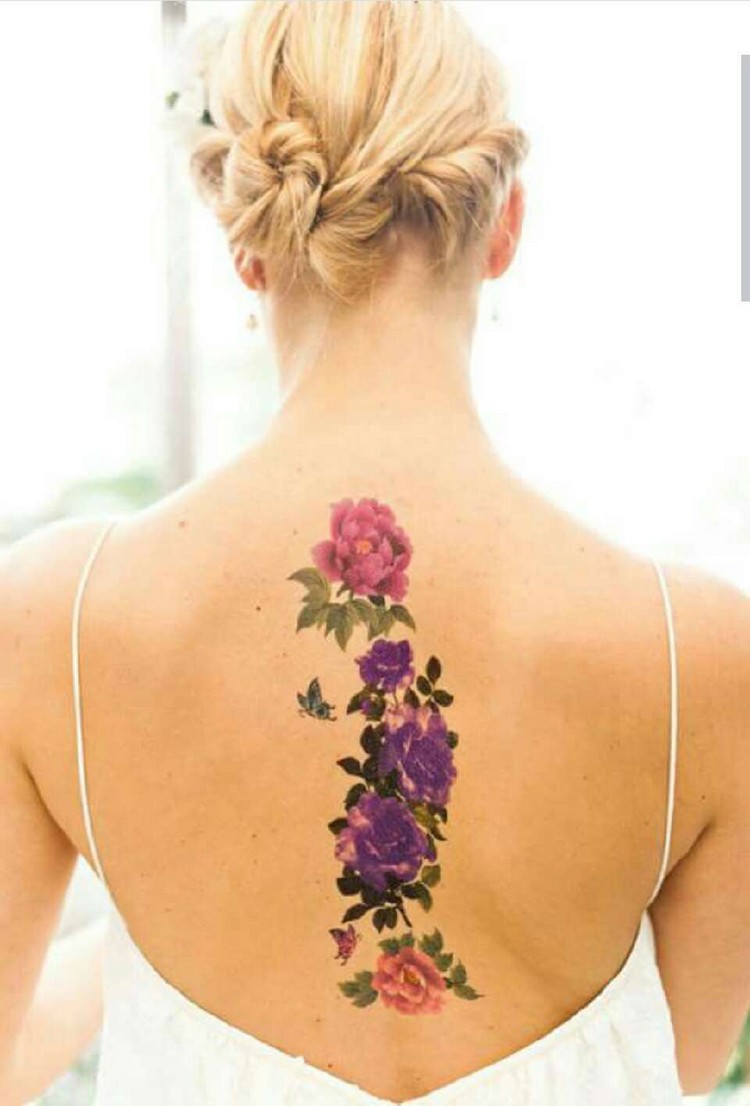 idées tatouages femme fleurs colorées sur le dos