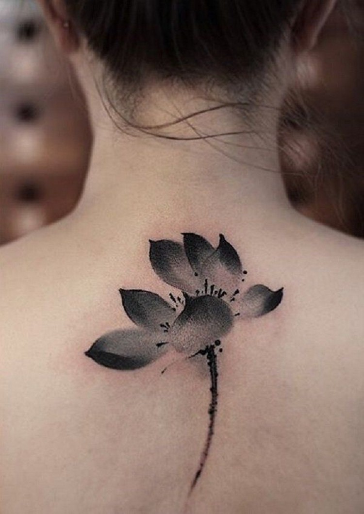 idées tatouages femme lotus noir sur la nuque