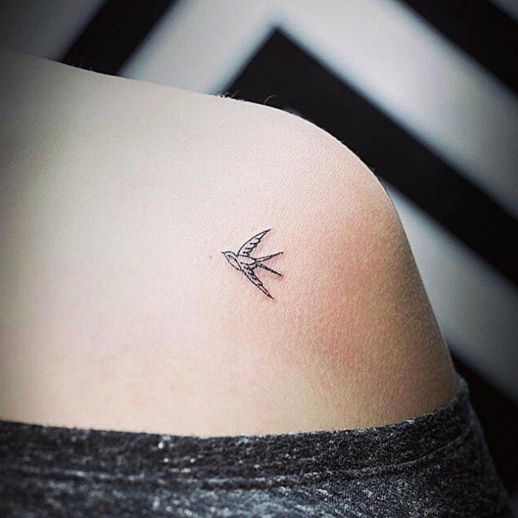 idées tatouages femme oiseau discret sur l'épaule