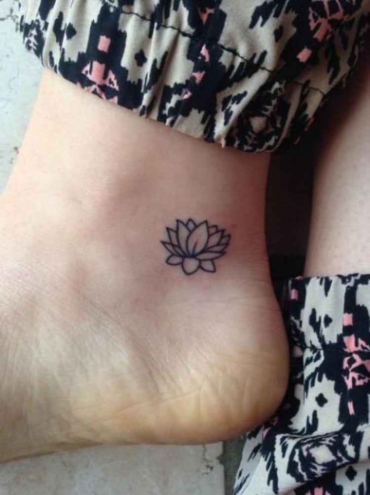 idées tatouages femme petit lotus sur la cheville