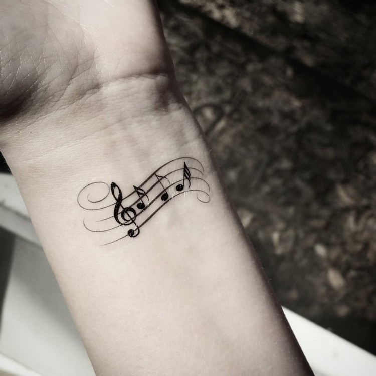 idées tatouages femme portée musical discrète sur le poignet