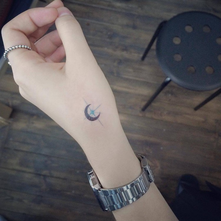 idées tatouages femme sur le poignet croissant de lune bleu