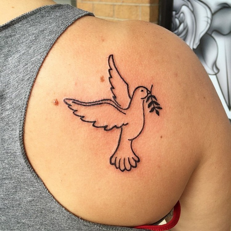 idées tatouages femme sur l'omoplate colombe symbole de la paix
