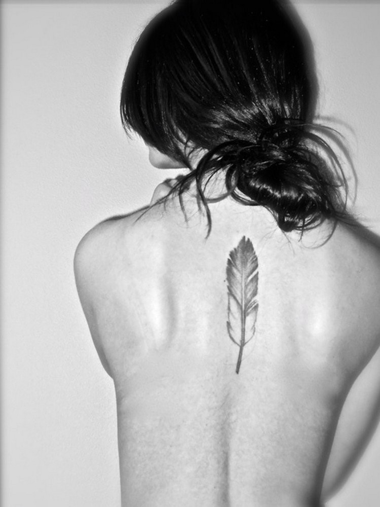 idées tatouages femme trend plume sur le dos