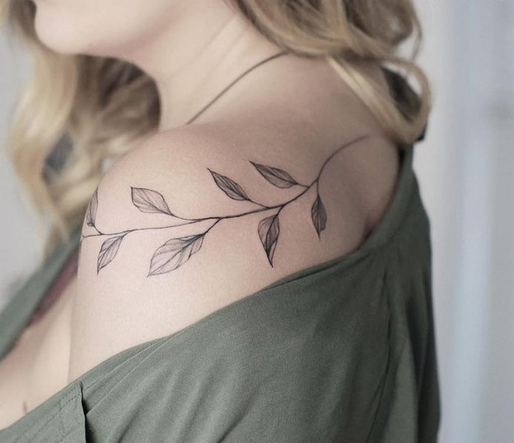 idées tatouages femme épaule très bel inkage