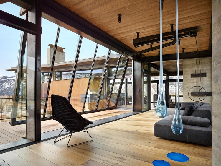 lambris plafond bois revêtement du sol en bois fenêtres panoramiques