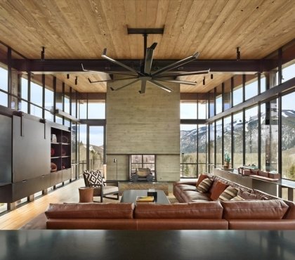lambris plafond bois salon canapé en cuir grandes fenêtres panoramiques