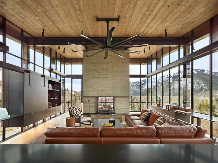 lambris plafond bois salon canapé en cuir grandes fenêtres panoramiques