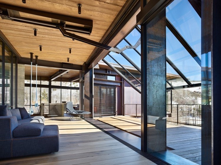 lambris plafond bois salon fenêtres panoramiques