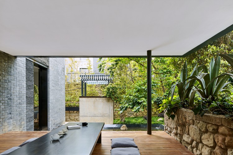 meuble bois exotique pierres mur en brique apparente jardin zen
