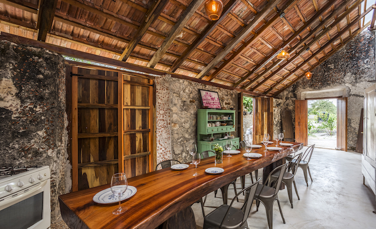 murs en pierre apparente deco cailloux plafond bois massif grande table manger bois chaises style industriel