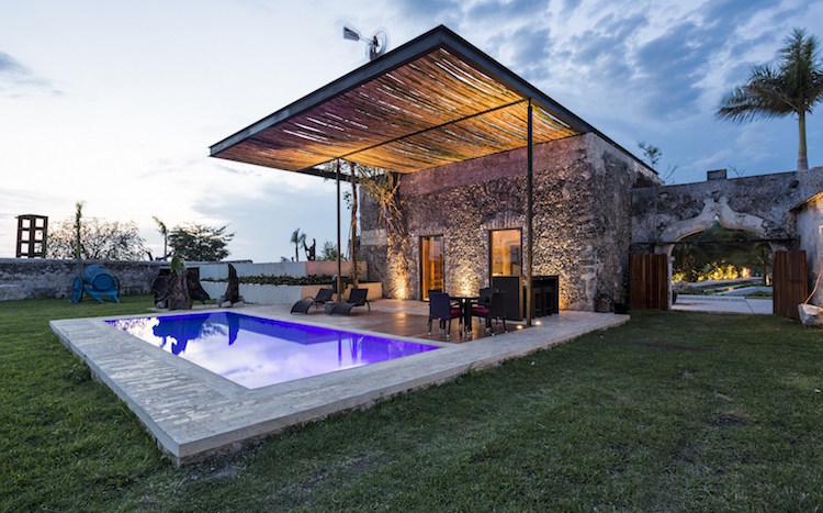 murs en pierre chaux architecture mexicaine piscine moderne eclairage exterieur