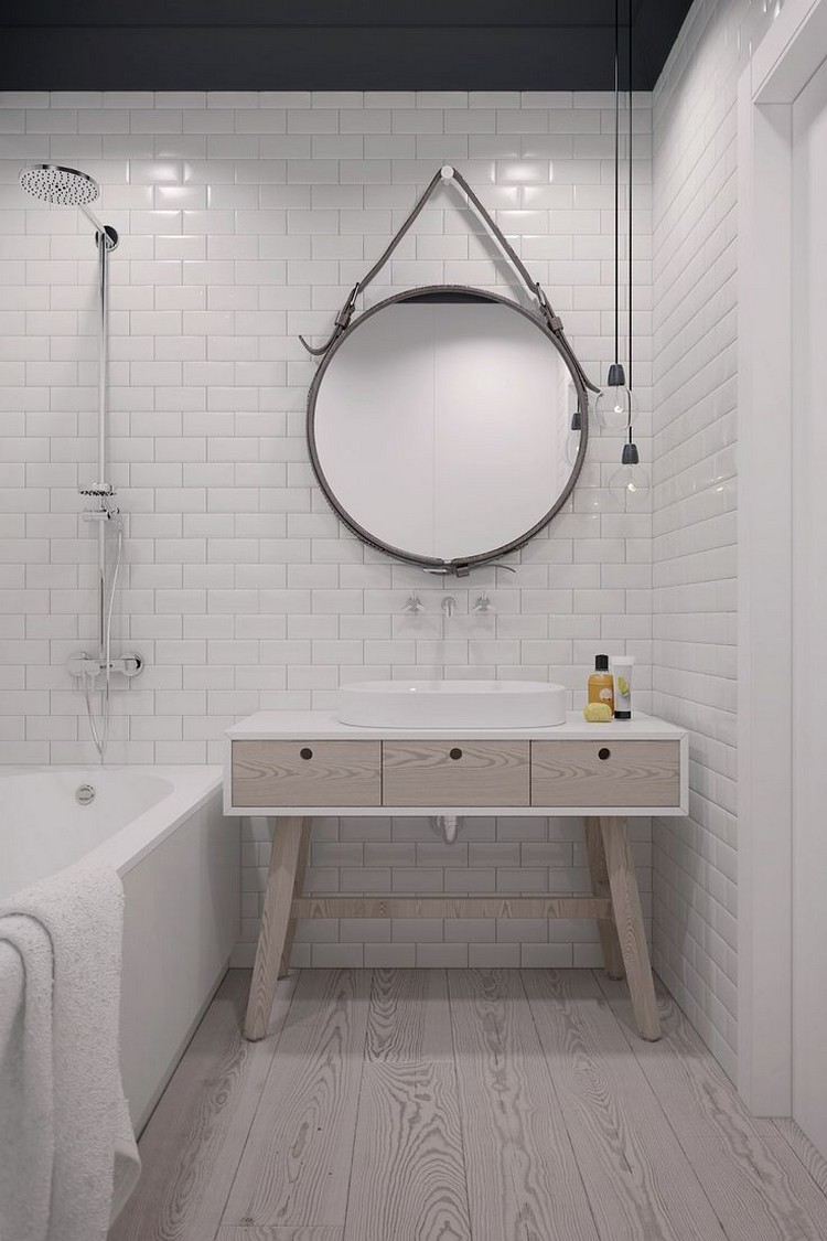 petite salle de bain scandinave avec baignoire douche grand miroir éléments en bois