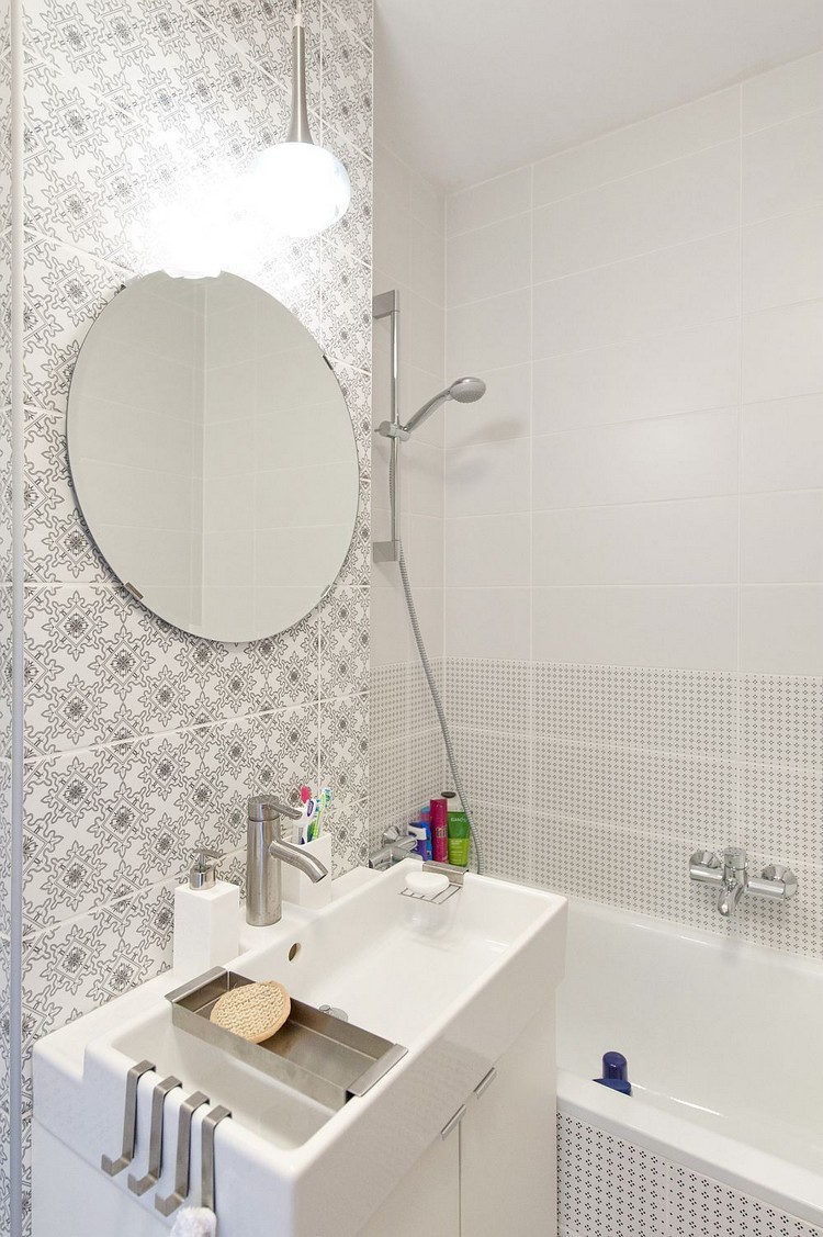 petite salle de bain scandinave avec baignoire et un grand miroir
