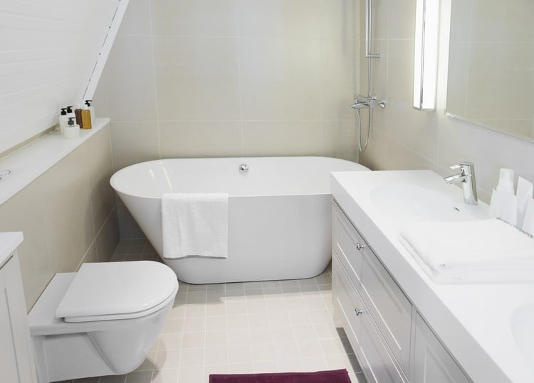 petite salle de bain scandinave avec baignoire style minimaliste