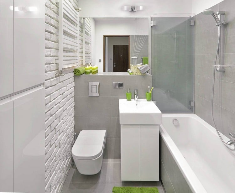 petite salle de bain scandinave avec des accents en vert et baignoire