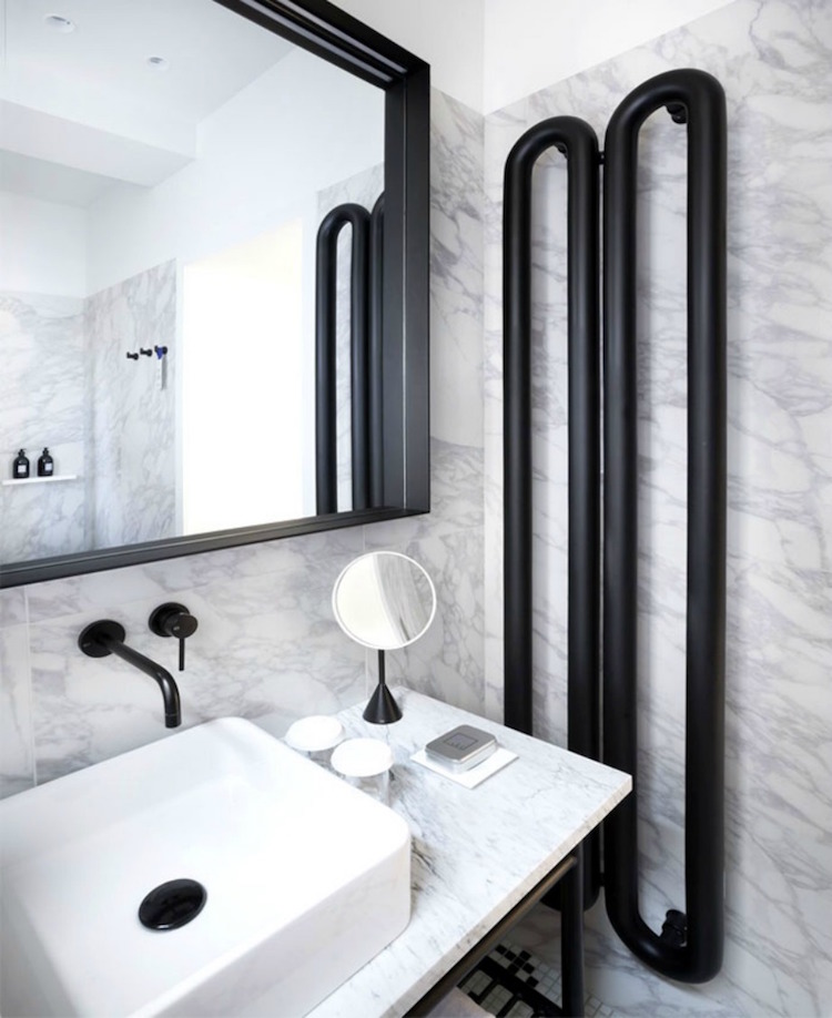 salle de bain noir et blanc accessoires mats