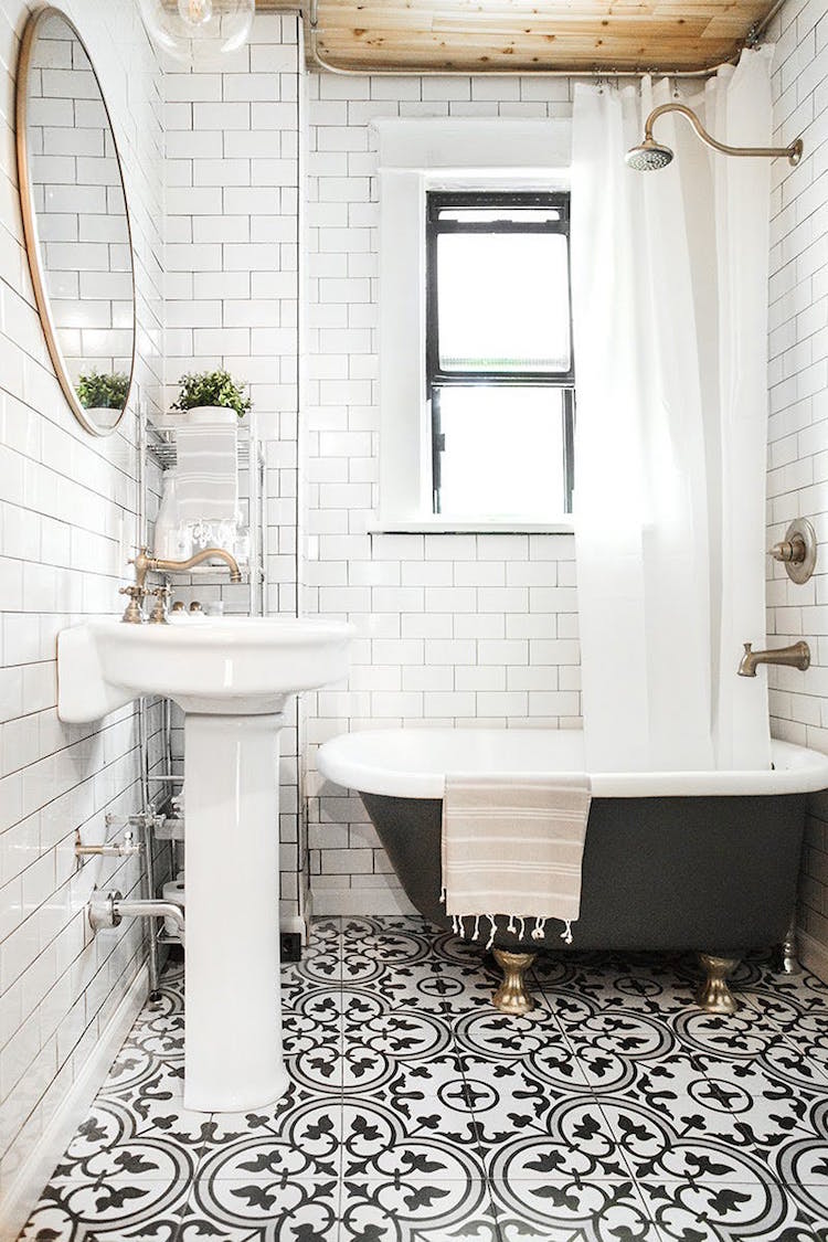 salle de bain noir et blanc carrelage sol exotique plafond bois