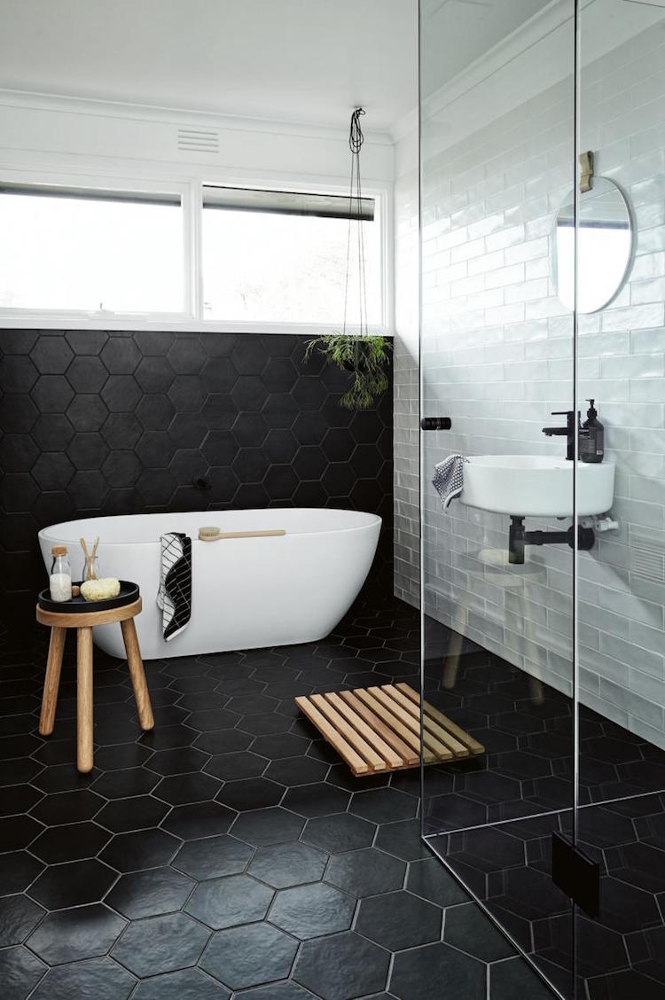 salle de bain noir et blanc carrelage sol hexagonal