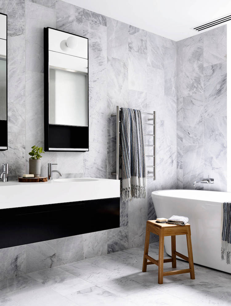 salle de bain noir et blanc moderne carrelage marbré