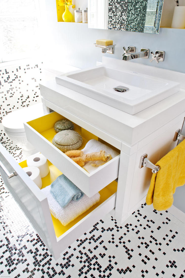 salle de bain noir et blanc mosaique accents jaune canari