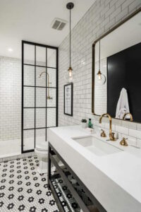salle de bain noir et blanc paroi douche style verrière