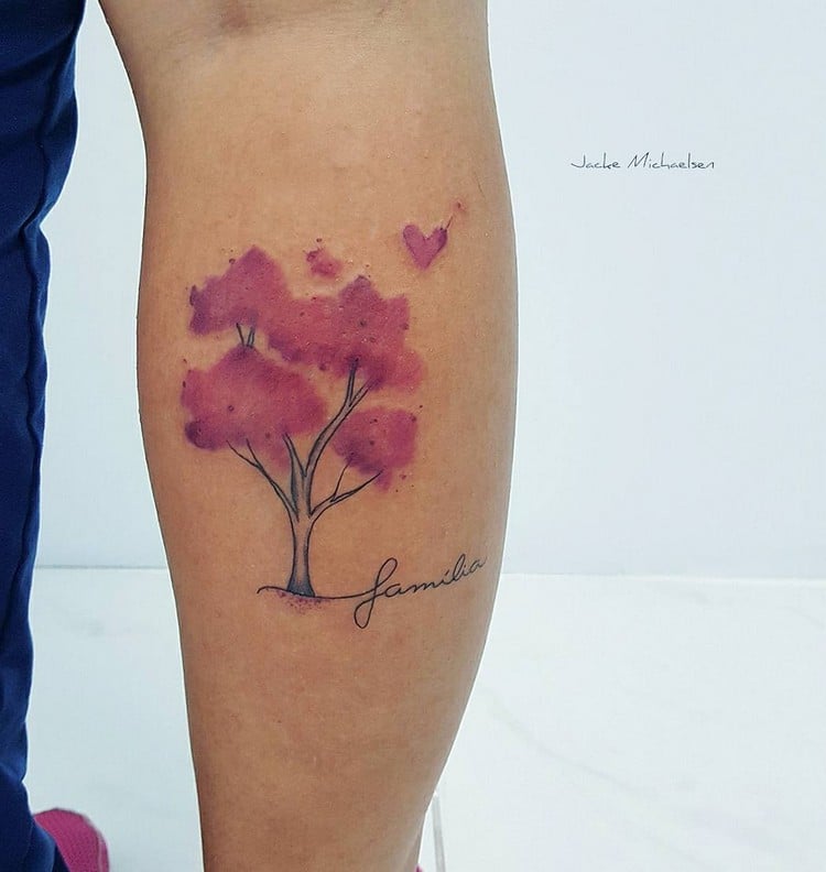tatouage jambe femme arbre coloré et phrase sur le mollet
